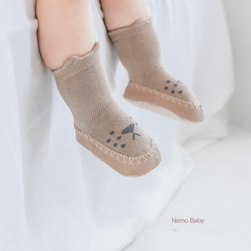 Zapatos y calcetines de bebé con suela suave y tubo medio para evitar que se deslicen al estilo coreano, calcetines de dibujos animados súper lindos para bebés y niños pequeños