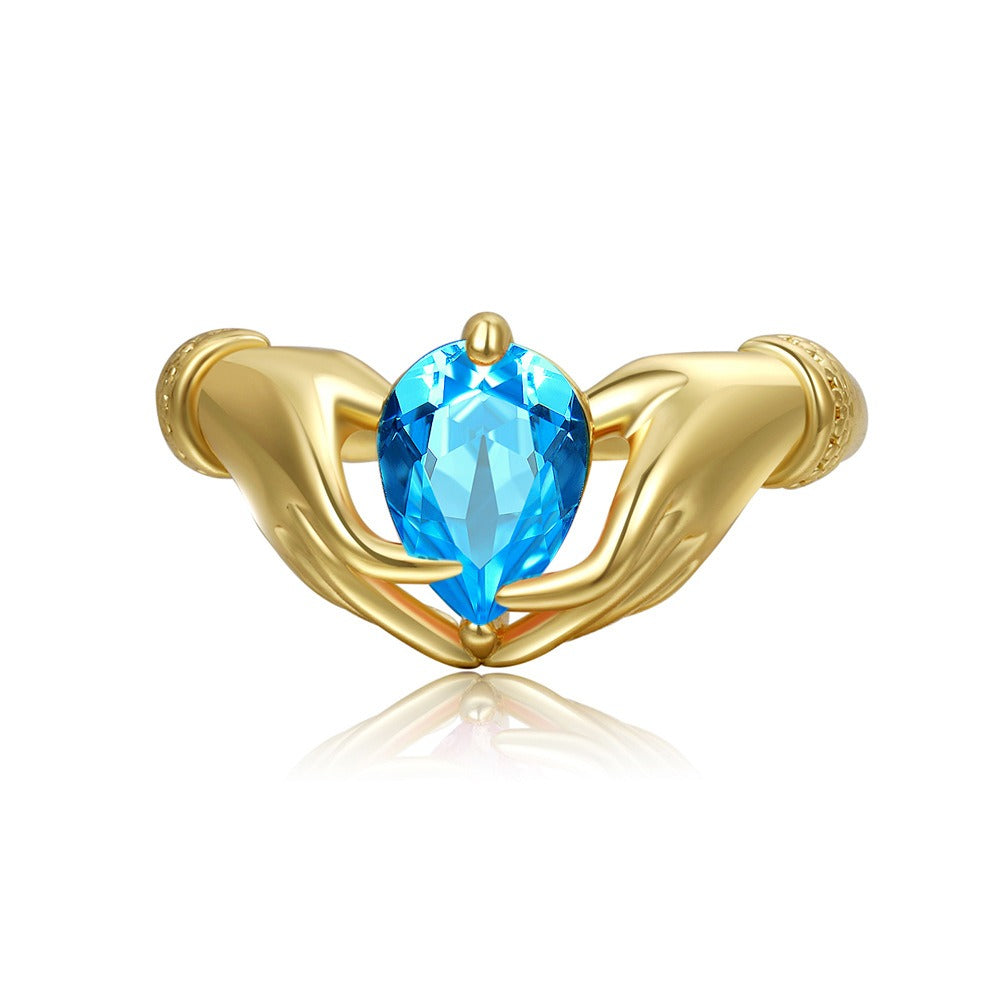 Anillo sencillo de circonita bañada en oro y cobre con manos de lujo y luz de joyería de moda