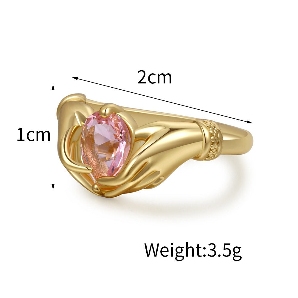 Anillo sencillo de circonita bañada en oro y cobre con manos de lujo y luz de joyería de moda